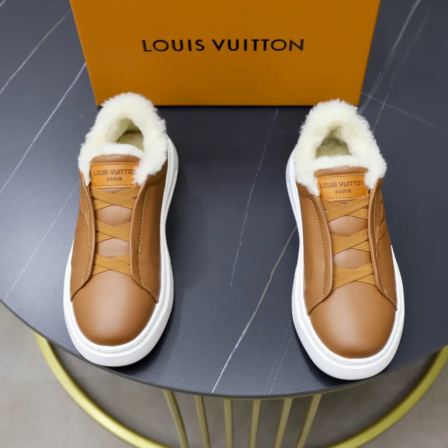 Ex-factory price: 500💰🙅‍♂️🙅‍♂️🙅‍♂️ Brand: LV Louis Vuitton Standard code: 38-44 (45 customized) Grade: Same as the official website Material: Original cowhide fabric Comfortable and warm wool lining Increased lightness, wear-resistant and soft outsole Style category: Men's fashionable casual shoes Running sneakers Distinguished luxury brand elements Top luxury Color: actual picture color